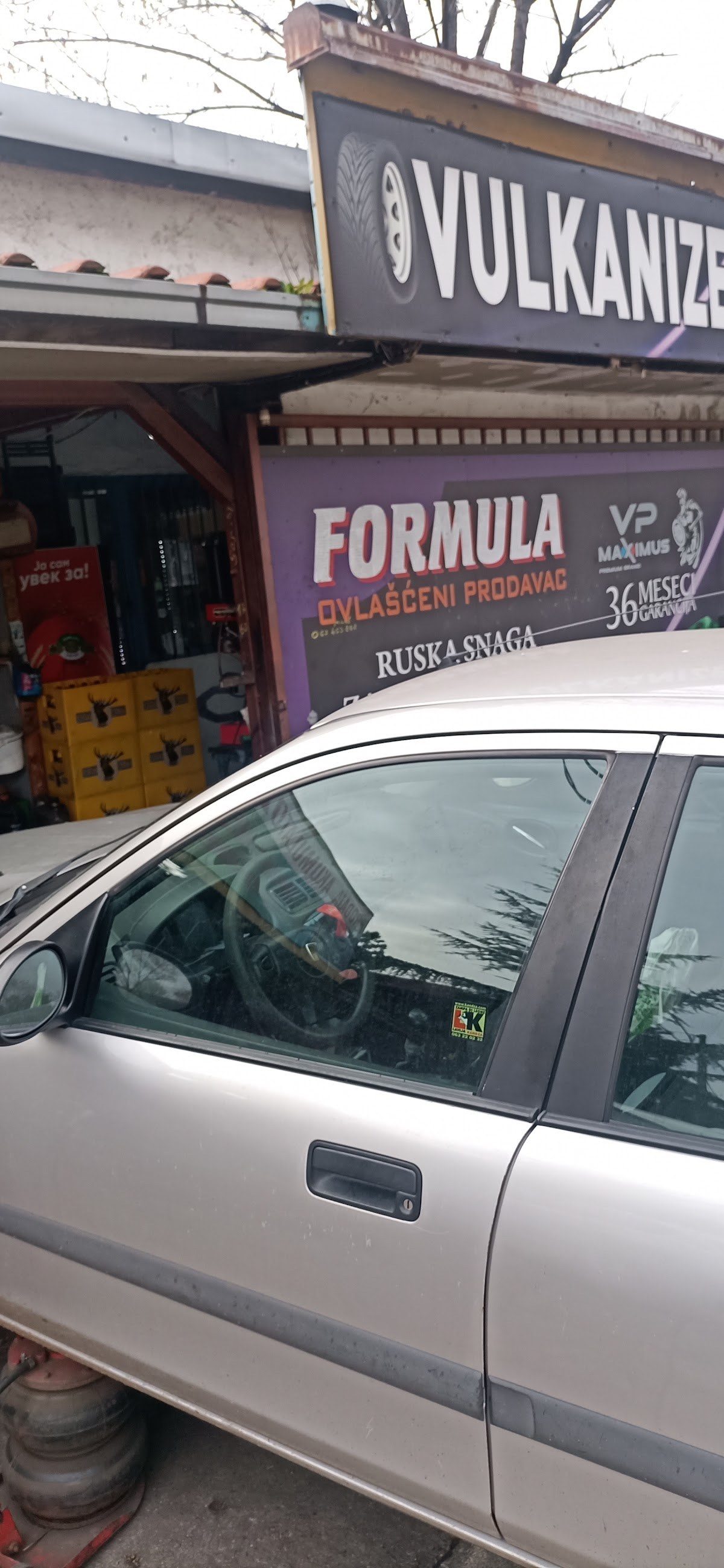 Tabla Formula iznad radnje