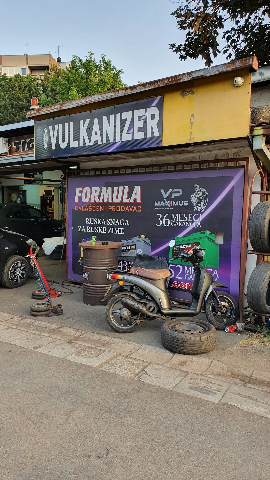 Radnja Formula sa skuterom i gumama